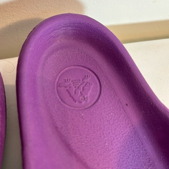 CROCS Sz 9 Almost Barefoot Slip On Flip Flop Slides Comfort Sole Sandals Shoes - Picture 4 of 9